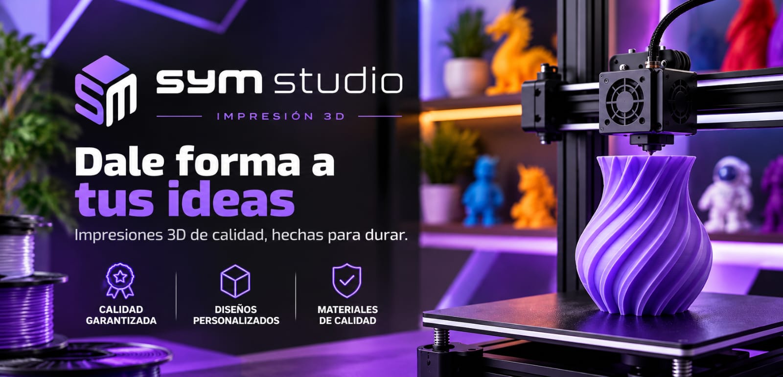 Banner de SymStudio con una impresora 3D y un florero morado